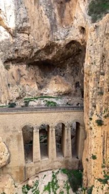 Caminito del Ray, Kralın Yolu. El Chorro, Malaga, İspanya 'da dar bir boğazın dik duvarları boyunca uzanan yürüyüş yolu