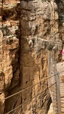 Caminito del Ray, Kralın Yolu. El Chorro, Malaga, İspanya 'da dar bir boğazın dik duvarları boyunca uzanan yürüyüş yolu