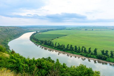 Dinyester Nehri 'nin Panoraması. Kanyonlu manzara, orman ve önünde bir nehir. Dniester Nehri. Ukrayna