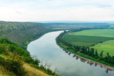 Dinyester Nehri 'nin Panoraması. Kanyonlu manzara, orman ve önünde bir nehir. Dniester Nehri. Ukrayna
