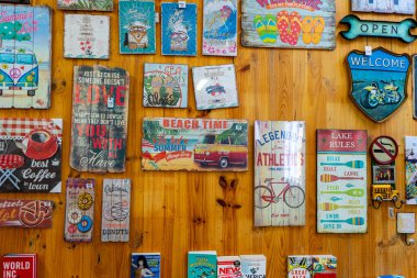 LAGOS, PORTUGAL - 27 Şubat 2023: 27 Şubat 2023 tarihinde Portekiz 'in Lagos kentindeki dükkanda verniklenmiş pişmiş çamurdan yapılmış sörf ile ilgili hatıralar