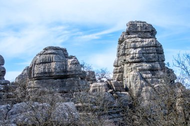 Torcal de Antequerra Ulusal Parkı 'nda yürüyüş, kireçtaşı kaya oluşumları ve Endülüs, Malaga, İspanya' da alışılmadık karst şekilleriyle tanınan.