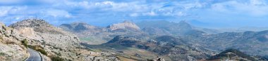 Antequerra Ulusal Parkı 'na giden yolun panoramik manzarası, kireçtaşı kaya oluşumları ve Endülüs, Malaga, İspanya' daki alışılmadık karst şekilleriyle biliniyor..