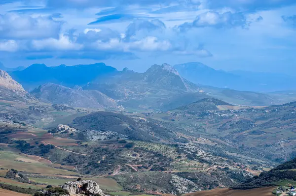 Antequerra Ulusal Parkı 'na giden yolun panoramik manzarası, kireçtaşı kaya oluşumları ve Endülüs, Malaga, İspanya' daki alışılmadık karst şekilleriyle biliniyor..