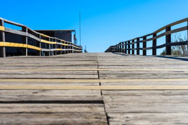 Manta Rota plajına giden tahta yol. Portekiz 'in güneyindeki Algarve bölgesinin Batı Atlantik kıyıları.