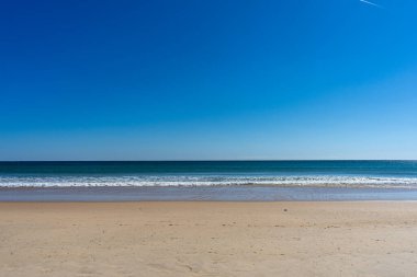 Muazzam plajlar ve dalgaların üzerine çöktüğü cennet manzarası. Manta Rota plajı. Portekiz 'in güneyindeki Algarve bölgesinin Batı Atlantik kıyıları.