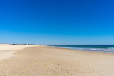 Muazzam plajlar ve dalgaların üzerine çöktüğü cennet manzarası. Manta Rota plajı. Portekiz 'in güneyindeki Algarve bölgesinin Batı Atlantik kıyıları.