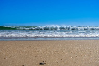 Muazzam plajlar ve dalgaların üzerine çöktüğü cennet manzarası. Manta Rota plajı. Portekiz 'in güneyindeki Algarve bölgesinin Batı Atlantik kıyıları.