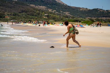 TARIFA, İspanya - 17 Haziran 2023: Valdevaqueros plajında uçurtma uçurma, Gibraltar Boğazı, Tarifa, İspanya 17 Haziran 2023