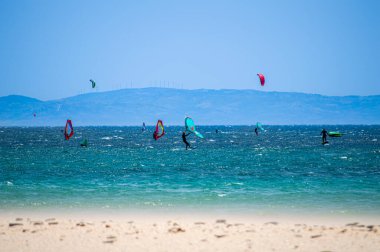 TARIFA, İspanya - 17 Haziran 2023: Valdevaqueros plajında uçurtma uçurma, Gibraltar Boğazı, Tarifa, İspanya 17 Haziran 2023