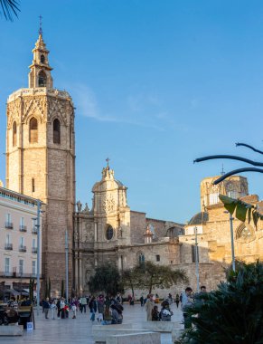 VALENCIA, İspanya - 2 Şubat 2024: Valencia Katedrali Valencia de la Virgen Town Square, İspanya 2 Şubat 2024