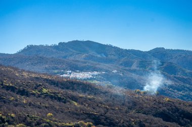 Genal Vadisi 'nin panoramik sonbahar manzarası, Sierra de las Nievas Ulusal Parkı, Endülüs, İspanya