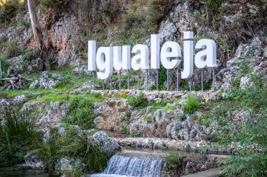 IGUALEJA, İspanya - 20 Ocak 2024: İgualeja, İspanya 'daki Genetik nehir kaynağı
