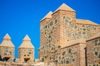 ALMUNECAR, İspanya - 12 Ekim 2023: güneşli bir sabah Almunecar, İspanya 'da San Miguel Şatosu