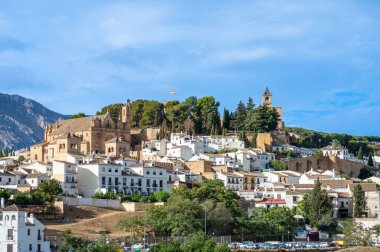 ANTEQUERA, İspanya - 17 Eylül 2023: Antequera, İspanya 'daki tarihi Endülüs şehrinin panoramik görüntüsü