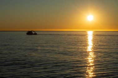 Akdeniz üzerinde gün doğumu Benalmadena, Malaga, Costa del Sol, İspanya