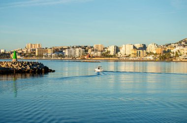 BENALMADENA, İspanya - 25 HAZİRAN 2024 Yaz sabahı Benalmadena, Malaga, İspanya 'da yat marinası