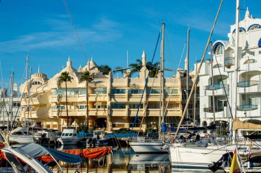 BENALMADENA, İspanya - 25 HAZİRAN 2024 Yaz sabahı Benalmadena, Malaga, İspanya 'da yat marinası