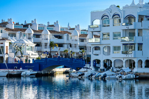 BENALMADENA, SPAIN - 25 ЯНВАРЯ 2024: Яхт-марина летом утром в Бенальмадене, Малага, Испания 25 января 2024 года