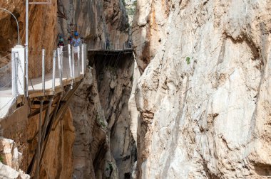 EL CHORRO, İspanya - 19 Mart 2024: Caminito del Rey, Kralın Yolu. 19 Mart 2024 'te Malaga, İspanya' nın El Chorro kentindeki dar bir geçitin sarp duvarları boyunca sıkıştı.