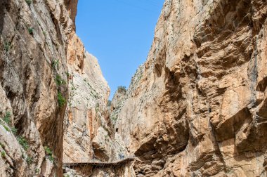 Caminito del Ray, Kralın Yolu. El Chorro, Malaga, İspanya 'da dar bir boğazın dik duvarları boyunca uzanan yürüyüş yolu