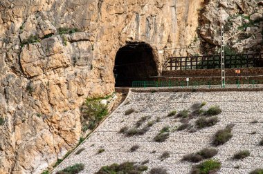 Caminito del Ray, Kralın Yolu. El Chorro, Malaga, İspanya 'da dar bir boğazın dik duvarları boyunca uzanan yürüyüş yolu