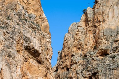 Caminito del Ray, Kralın Yolu. El Chorro, Malaga, İspanya 'da dar bir boğazın dik duvarları boyunca uzanan yürüyüş yolu