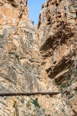 Caminito del Ray, Kralın Yolu. El Chorro, Malaga, İspanya 'da dar bir boğazın dik duvarları boyunca uzanan yürüyüş yolu