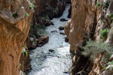 Caminito del Ray, Kralın Yolu. El Chorro, Malaga, İspanya 'da dar bir boğazın dik duvarları boyunca uzanan yürüyüş yolu