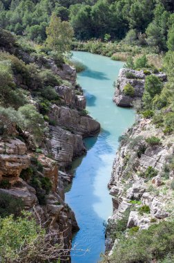 Caminito del Ray, Kralın Yolu. El Chorro, Malaga, İspanya 'da dar bir boğazın dik duvarları boyunca uzanan yürüyüş yolu