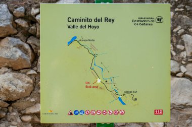 EL CHORRO, İspanya - 19 Mart 2024: Caminito del Rey, Kralın Yolu. 19 Mart 2024 'te Malaga, İspanya' nın El Chorro kentindeki dar bir geçitin sarp duvarları boyunca sıkıştı.