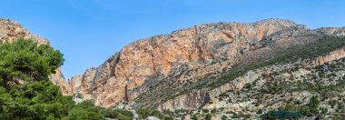 Caminito del Ray, Kralın Yolu. El Chorro, Malaga, İspanya 'da dar bir boğazın dik duvarları boyunca uzanan yürüyüş yolu