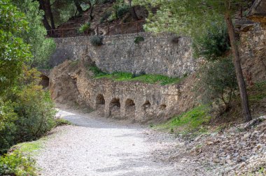 Caminito del Ray, Kralın Yolu. El Chorro, Malaga, İspanya 'da dar bir boğazın dik duvarları boyunca uzanan yürüyüş yolu