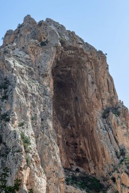 Caminito del Ray, Kralın Yolu. El Chorro, Malaga, İspanya 'da dar bir boğazın dik duvarları boyunca uzanan yürüyüş yolu