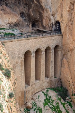 Caminito del Ray, Kralın Yolu. El Chorro, Malaga, İspanya 'da dar bir boğazın dik duvarları boyunca uzanan yürüyüş yolu