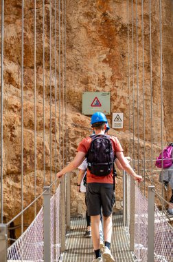 EL CHORRO, İspanya - 19 Mart 2024: Caminito del Rey, Kralın Yolu. 19 Mart 2024 'te Malaga, İspanya' nın El Chorro kentindeki dar bir geçitin sarp duvarları boyunca sıkıştı.