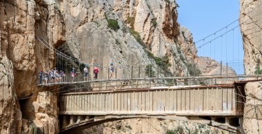 EL CHORRO, İspanya - 19 Mart 2024: Caminito del Rey, Kralın Yolu. 19 Mart 2024 'te Malaga, İspanya' nın El Chorro kentindeki dar bir geçitin sarp duvarları boyunca sıkıştı.