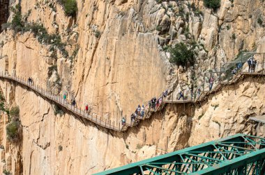 EL CHORRO, İspanya - 19 Mart 2024: Caminito del Rey, Kralın Yolu. 19 Mart 2024 'te Malaga, İspanya' nın El Chorro kentindeki dar bir geçitin sarp duvarları boyunca sıkıştı.