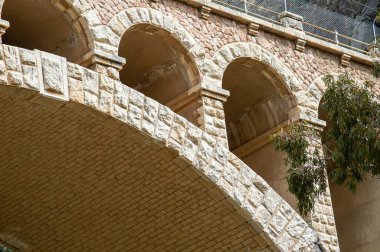 Caminito del Ray, Kralın Yolu. El Chorro, Malaga, İspanya 'da dar bir boğazın dik duvarları boyunca uzanan yürüyüş yolu