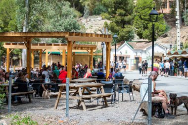 EL CHORRO, İspanya - 19 Mart 2024: Caminito del Rey, Kralın Yolu. 19 Mart 2024 'te Malaga, İspanya' nın El Chorro kentindeki dar bir geçitin sarp duvarları boyunca sıkıştı.