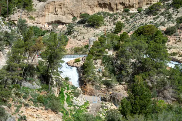 Caminito Del Ray 国王的道路 西班牙马拉加El Chorro一条狭窄峡谷陡峭的墙壁上钉着人行道 — 图库照片