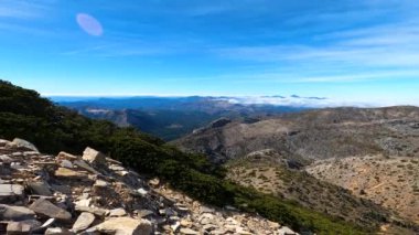 Torrecilla tepesine giden yürüyüş yolunun panoramik görüntüsü, Sierra de las Nieves Ulusal Parkı, Endülüs, İspanya