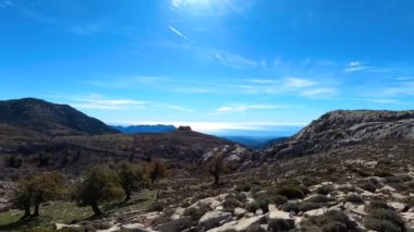Torrecilla tepesine giden yürüyüş yolunun panoramik görüntüsü, Sierra de las Nieves Ulusal Parkı, Endülüs, İspanya