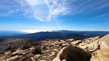 Torrecilla tepesine giden yürüyüş yolunun panoramik görüntüsü, Sierra de las Nieves Ulusal Parkı, Endülüs, İspanya