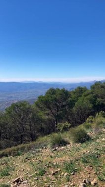 Maroma Tepesi, Sierra Tejeda, İspanya 'ya yürüyüş parkurunun panoramik görüntüsü 