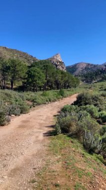 Maroma Tepesi, Sierra Tejeda, İspanya 'ya yürüyüş parkurunun panoramik görüntüsü 