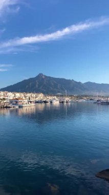 BANUS, İspanya - 16 Mart 2024: Banus, Marbella, İspanya 'da gün doğumunda yat marinası