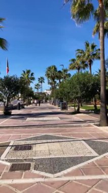 BANUS, İspanya - 16 Mart 2024: Banus, İspanya 'da sabah caddelerinde yürüyüş