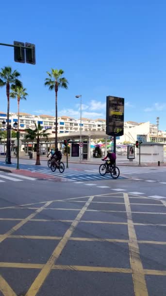 バナス スパニン March 2024 2024年3月16日にスペインのバナスで朝の通りを歩く — ストック動画