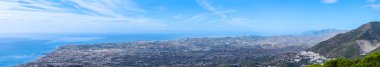 Akdeniz ve Fuengirola şehri, Endülüs, Malaga, İspanya üzerine panoramik manzara